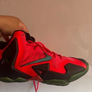 NIKE LEBRON 11 XI (GS) LASER CRIMSON-TURBO GRN SZ 5.5 Y , women size 7